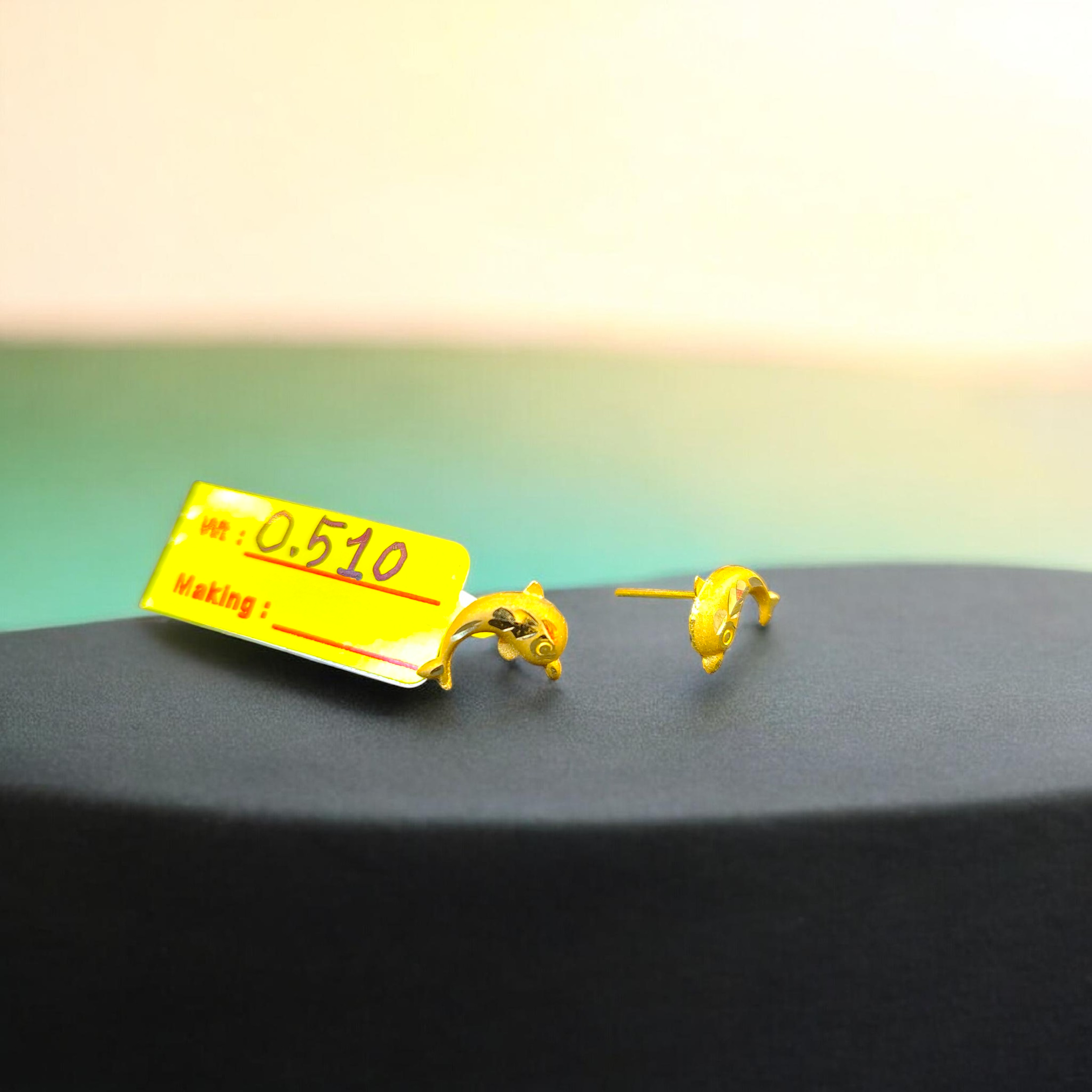 STUD EARRING- (WGT: 0.510 GM APPROX) HALLMARK 18KT GOLD EAR TOPS STUD 1 PAIR FOR REGULAR USE.