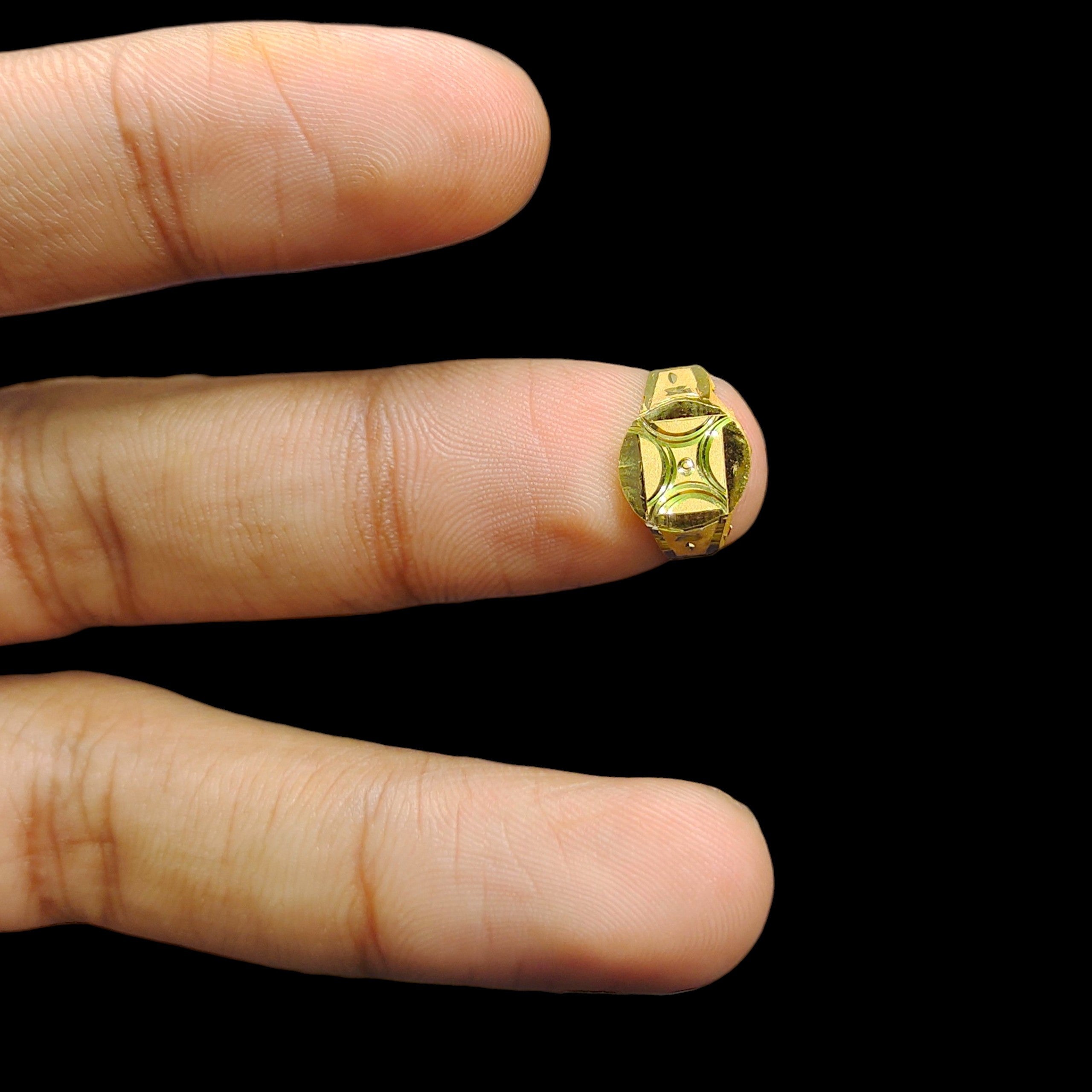 BABY JEWELLERY- TRJ WGT: 0.350 GM APPROX 375 9KT HUID HALLMARK GOLD BABY FINGER RING 1 PIECE FOR RICE CEREMONY & BIRTHDAY.(5VYUVJ)