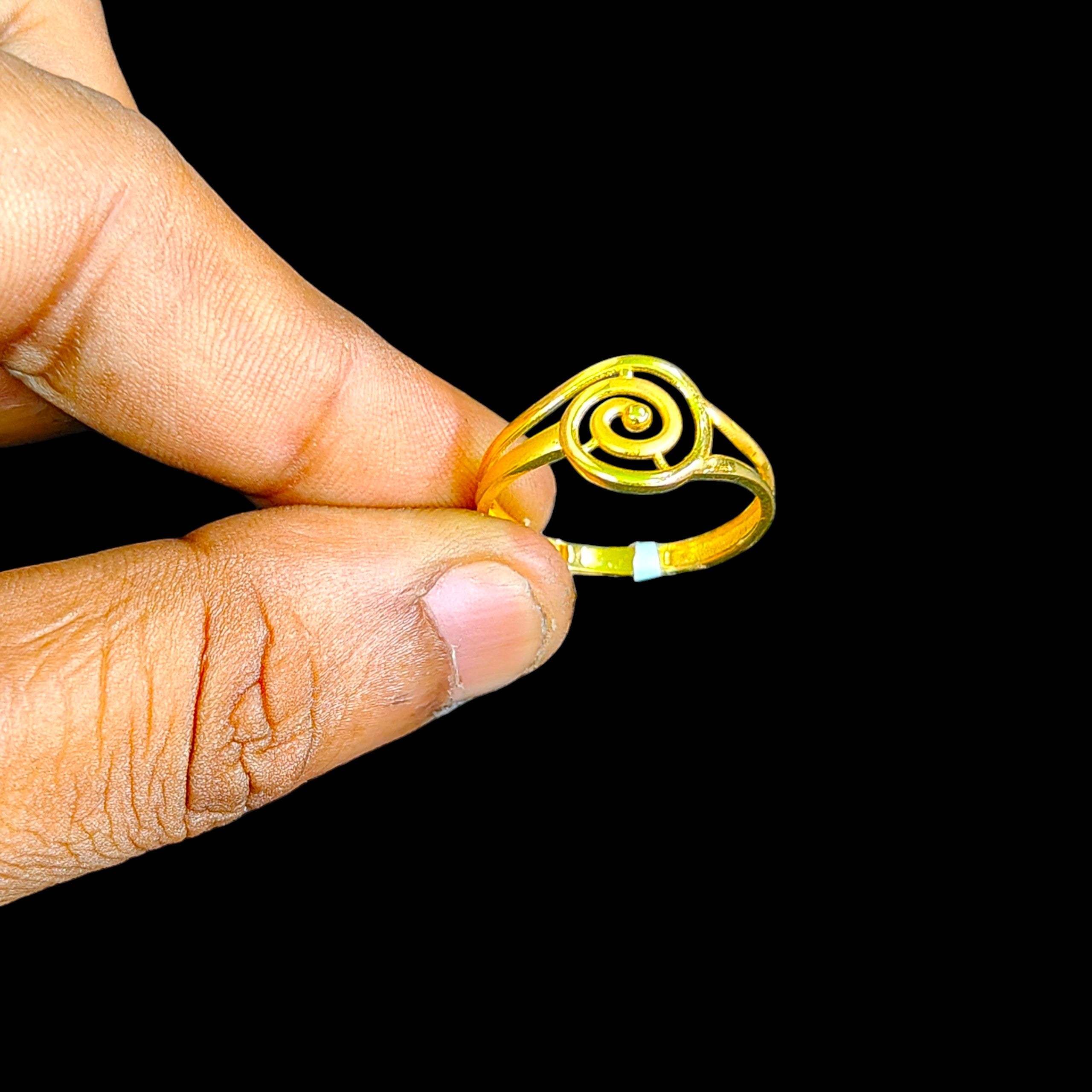 LADIES RING- (SIZE: 22) WGT: 2.070 GM APPROX 22KT HUID HALLMARK GOLD RING FOR WOMEN 1 PIECE.