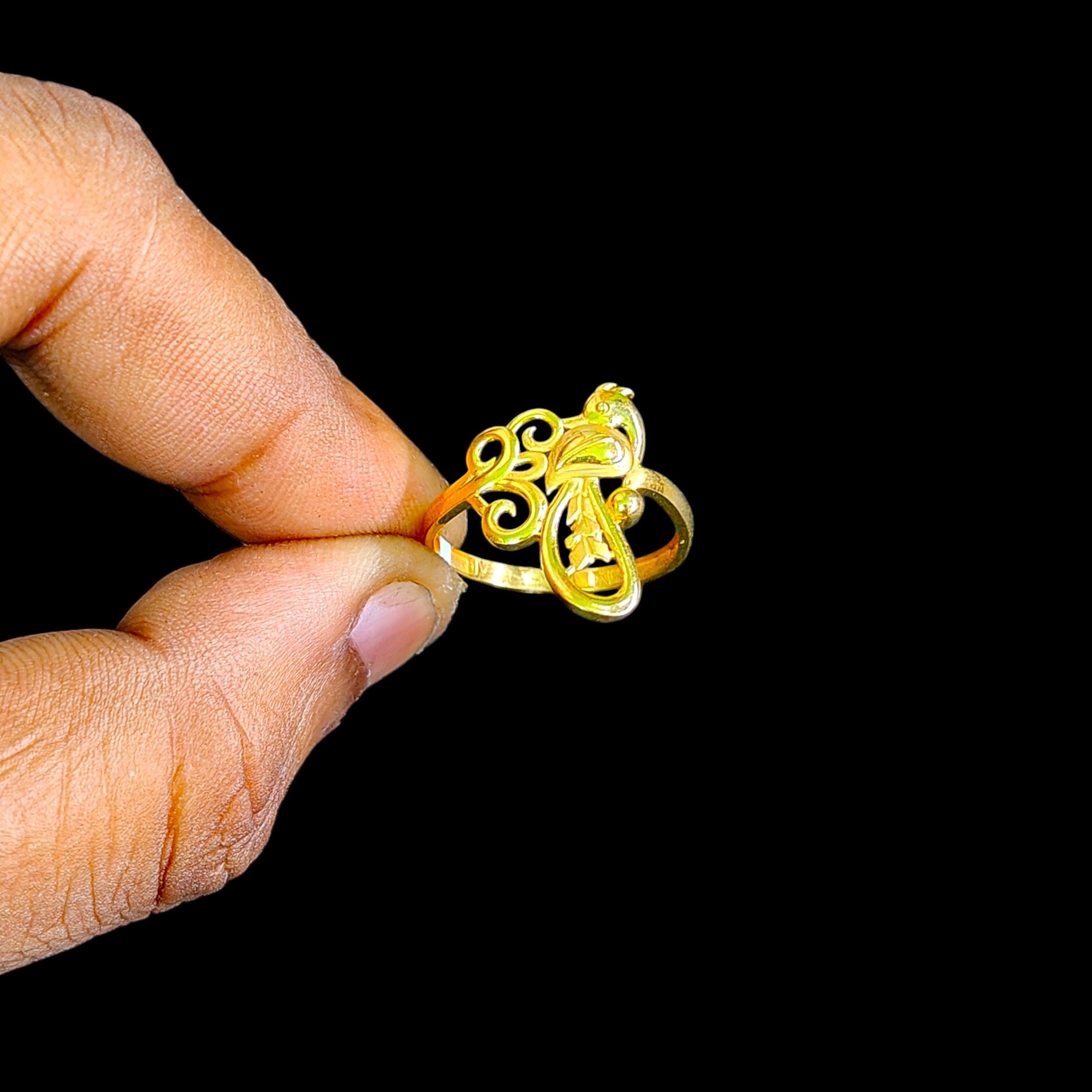 LADIES RING- (SIZE: 17) WGT: 1.740 GM APPROX 22KT HUID HALLMARK GOLD RING FOR WOMEN 1 PIECE.