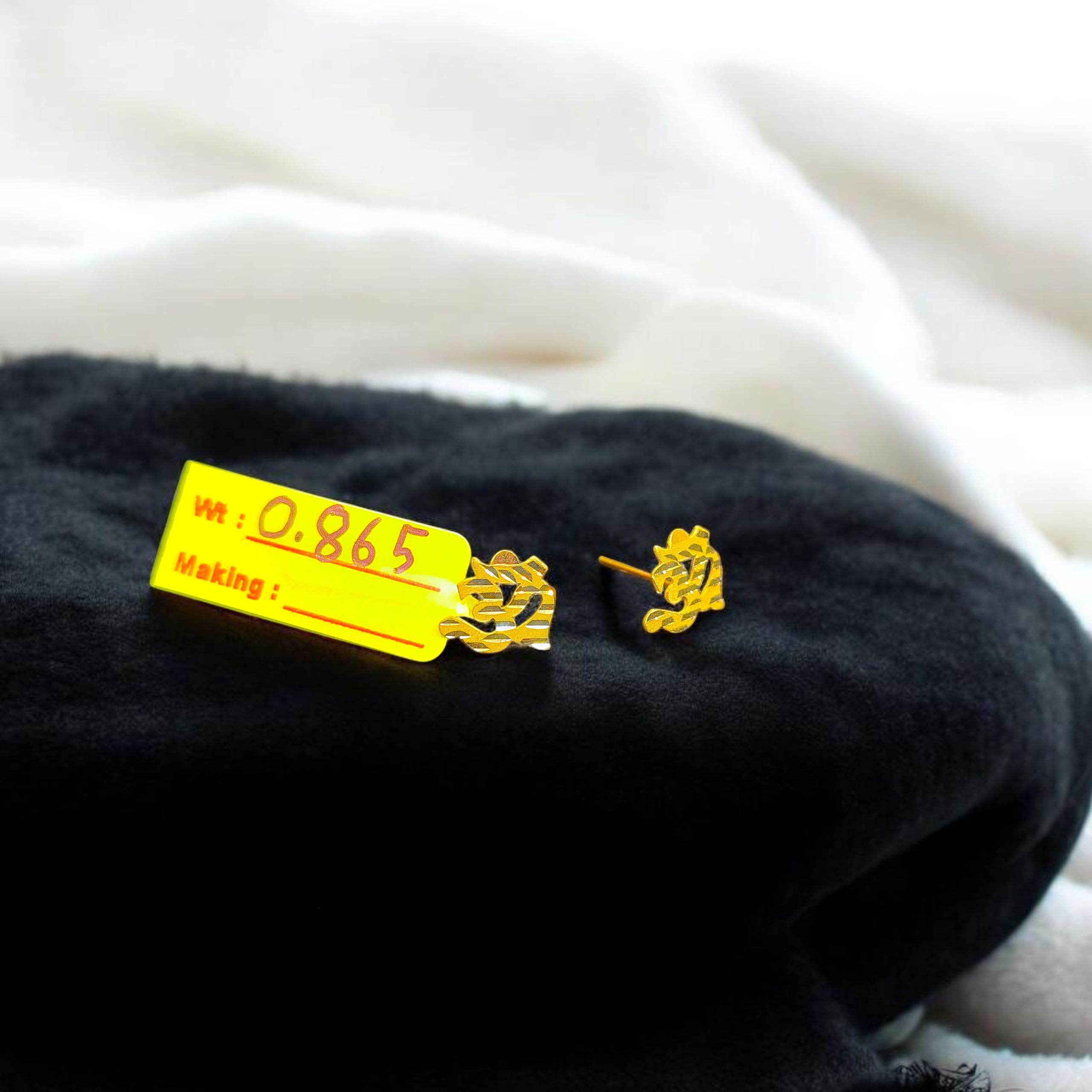 STUD EARRING- BIS CERTIFIED WGT: 0.865 GM APPROX HUID HALLMARK 916 22KT GOLD TOPS 1 PAIR FOR WOMEN.