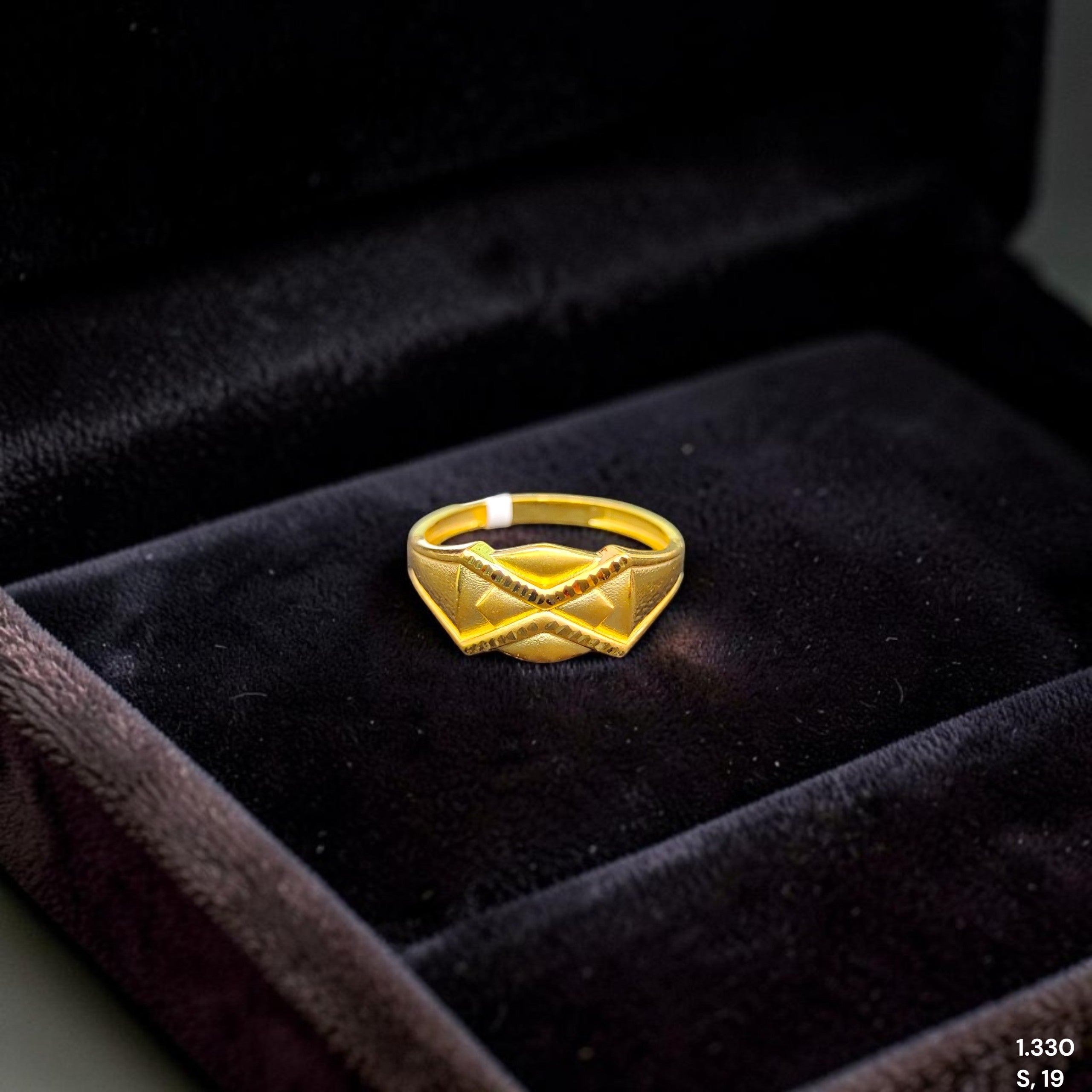 GENTS RING- TRJ (SIZE:19) WGT: 1.330 GM APPROX BIS CERTIFIED HUID HALLMARK 375 9KT GOLD FINGER RING FOR MEN 1 PIECE.