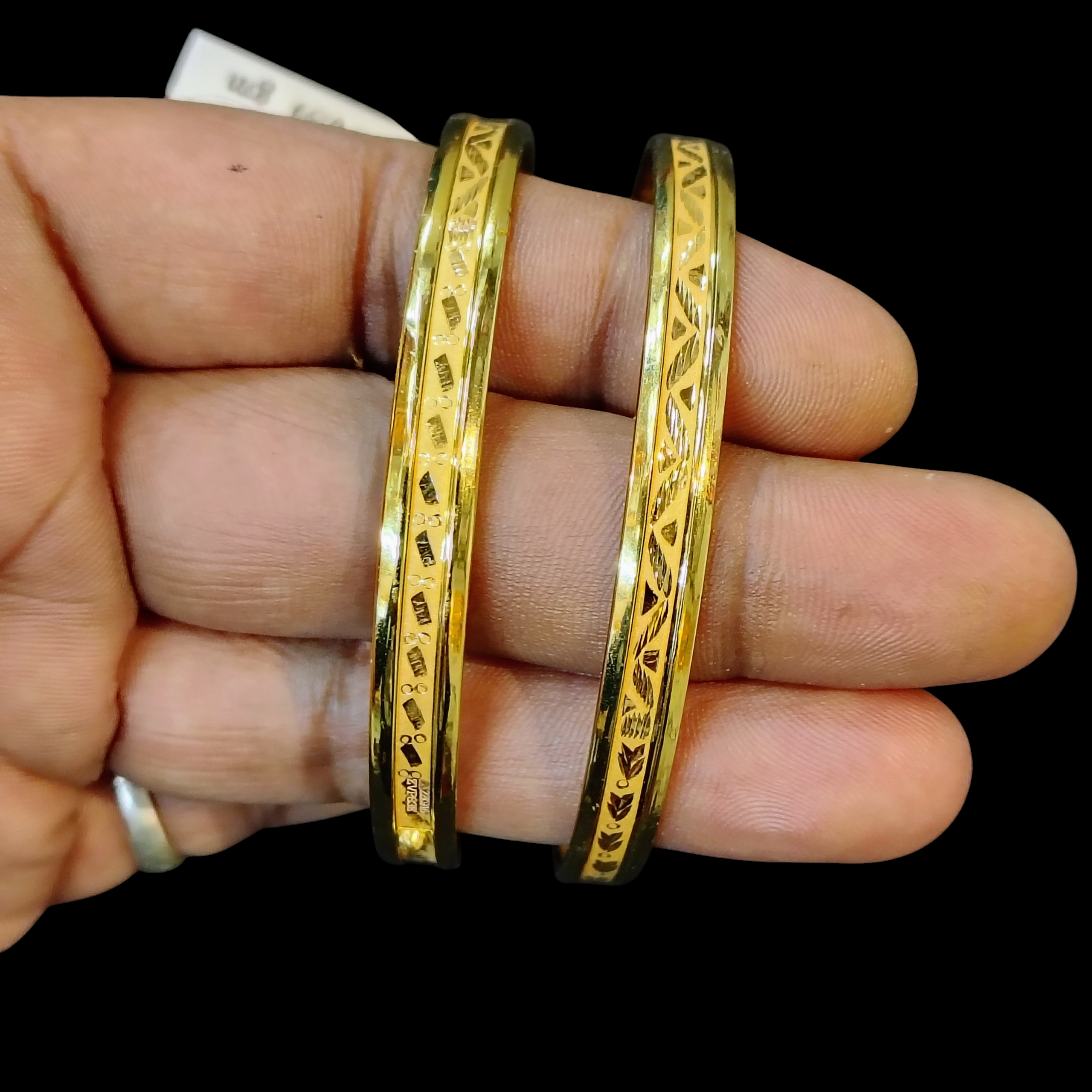 (GSN22) TRJ WGT: 1.190 GM APPROX (SIZE-25) 22KT HUID HALLMARK GOLD CHILA SOCKET CHURI 1 PAIR.